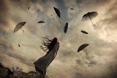 mulher-guarda-chuvas-voando