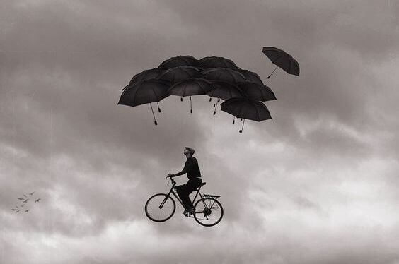 homem-viciado-no-caos-voando-numa-bicicleta