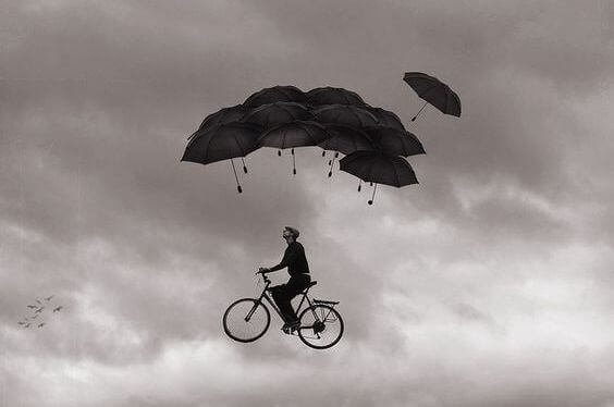 homem-voando-numa-bicicleta