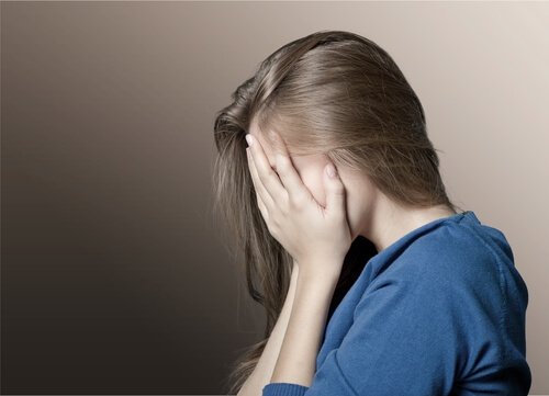 menina-desesperada-por-violencia-psicologica
