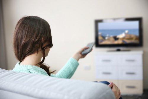 mulher-vendo-filme-filmeterapia