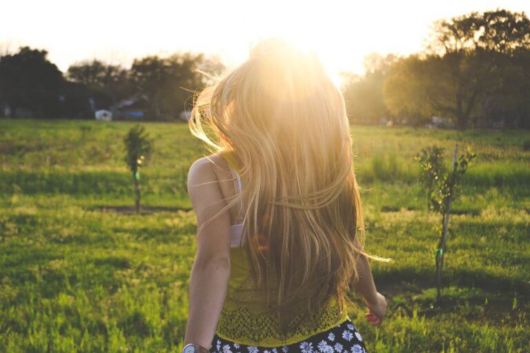 mulher-correndo-sol