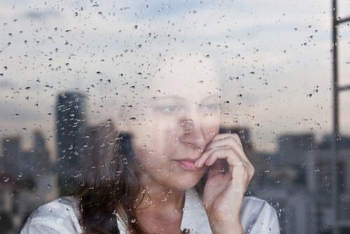 mulher-olhando-pela-janela-com-ansiedade