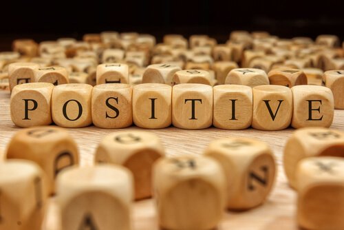 palabra-positivo-en-unos-dados