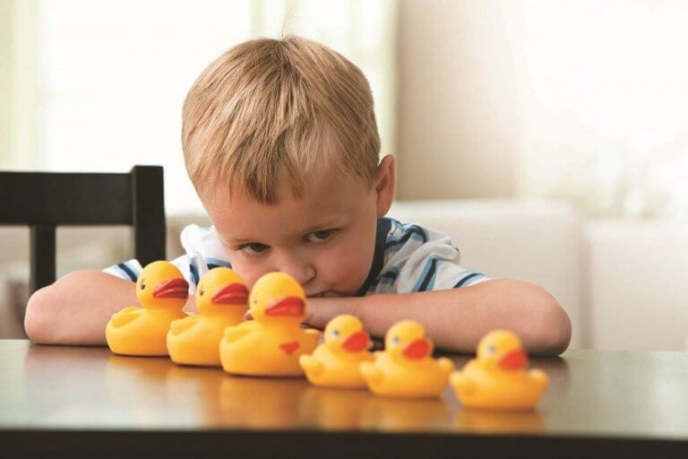 autismo-menino-patos