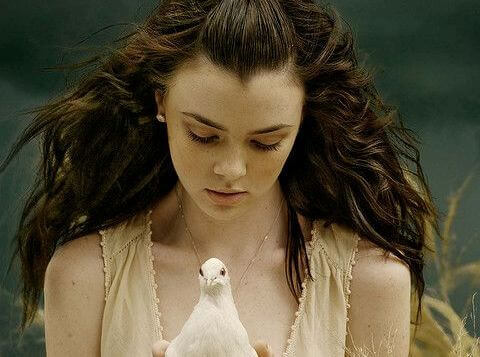 menina-com-pomba