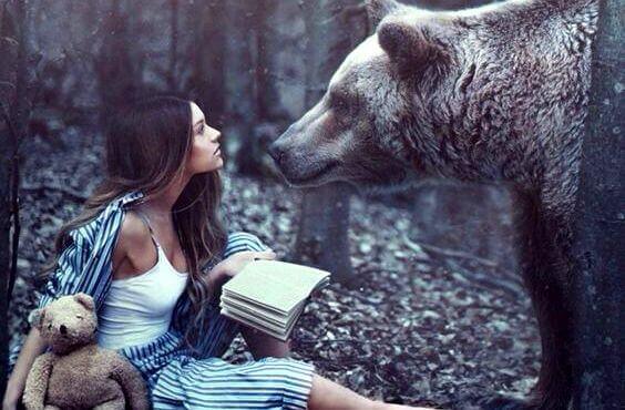 menina-com-urso-floresta