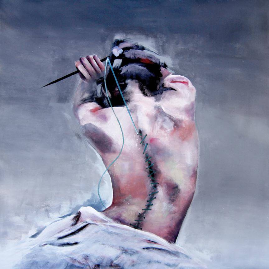 mulher-costurando-suas-costas