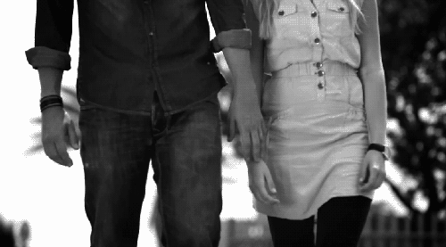 casal-de-maos-dadas