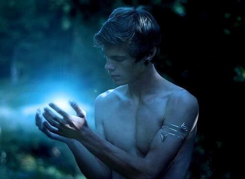 homem-com-luz-entre-as-maos