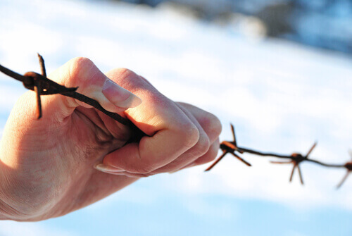 maos-de-uma-mulher-se-machucando