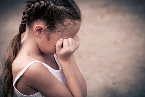 menina-com-trancas-chorando-depressao-infantil