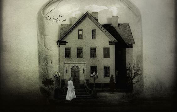 mulher-entrando-em-casa