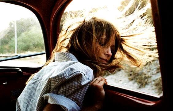 mulher-no-carro