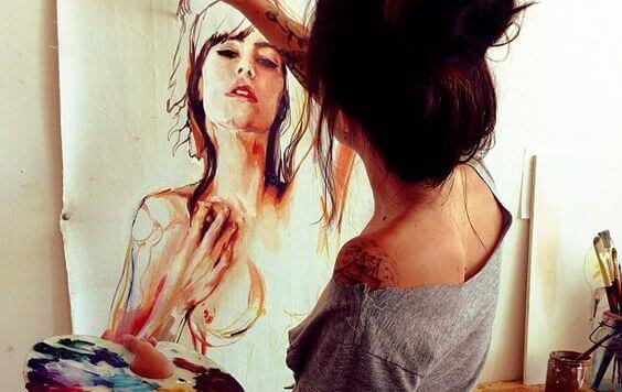 mulher-pintando