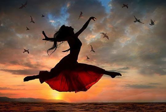 mulher-pulando-passaros