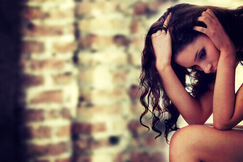 mulher-sofrendo