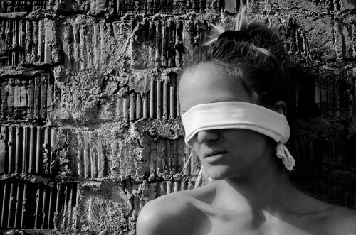mulher-olhos-vendados