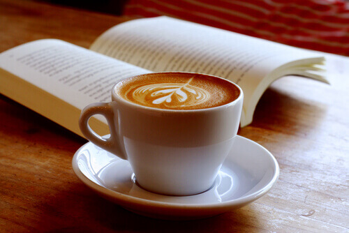 xicara-de-cafe-com-um-livro O que os dinamarqueses fazem para estarem tão felizes?