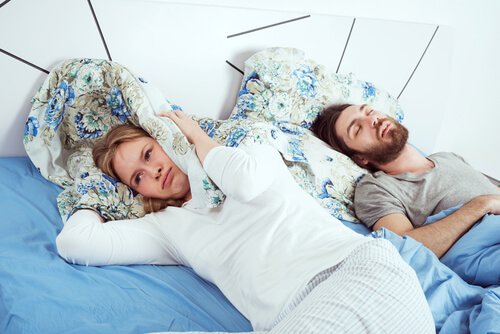 mulher-sem-dormir-na-cama