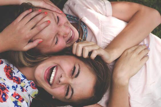 amigas-rindo