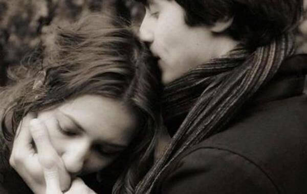 casal-abracados