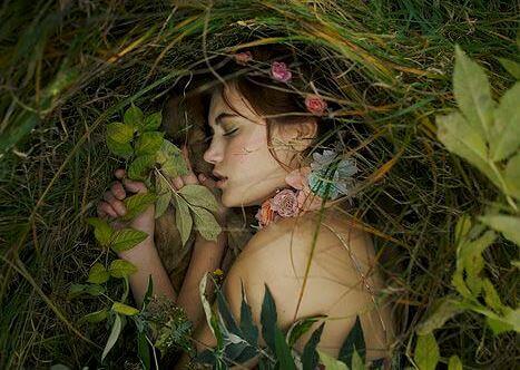 mulher-dormindo-natureza