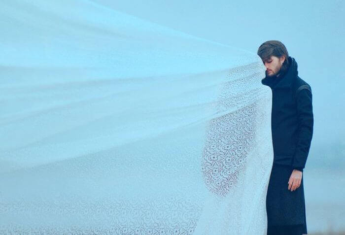 homem-em-frente-a-uma-mulher-de-veu-branco