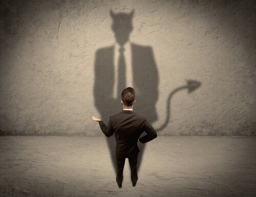 homem-olhando-sua-sombra-de-diabo