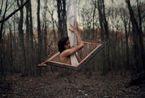 homem-saindo-de-quadro