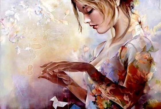 mulher-com-dobradura-de-papel