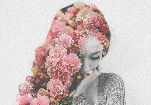 mulher-com-flores-no-cabelo
