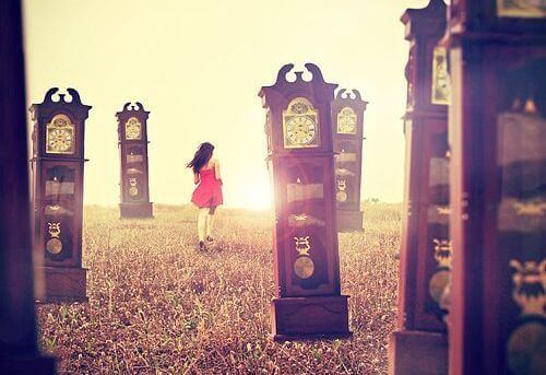 mulher-correndo-entre-relogios