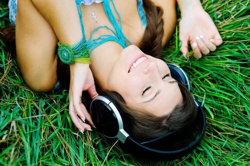 mulher-ouvindo-musica Se tudo vai mal, você sempre pode ouvir música