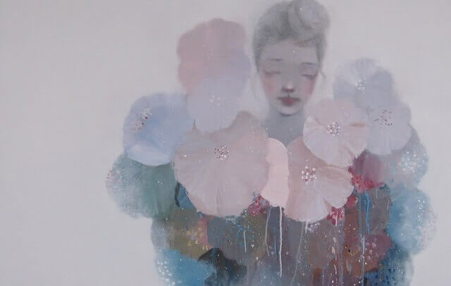 mulher-rodeada-de-flores