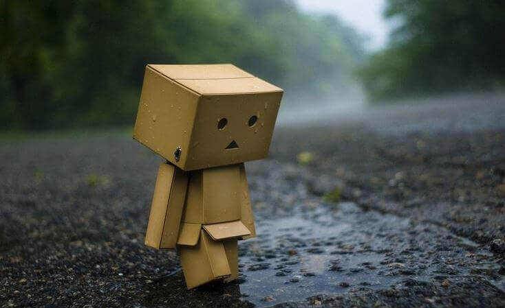 boneco-de-papelao-triste