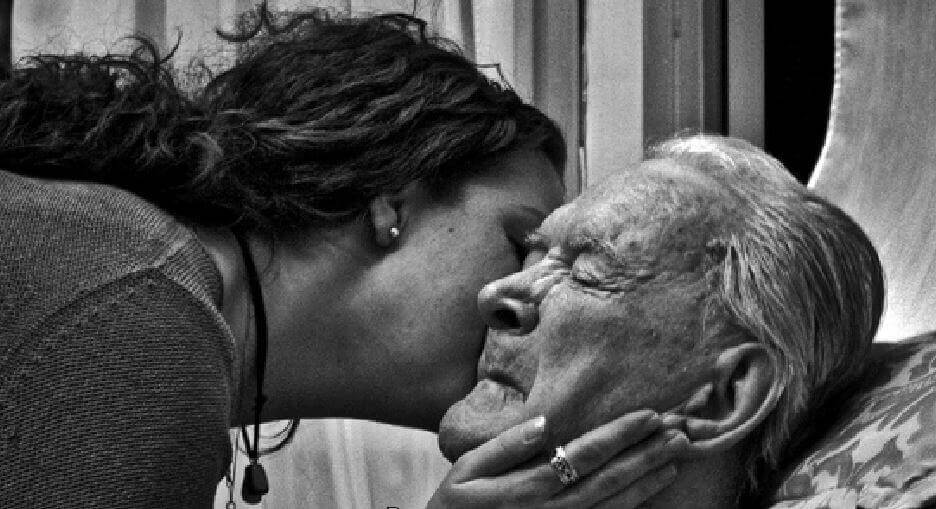 mulher-com-seu-pai Todos os filhos se transformam em pais com a morte de seus pais