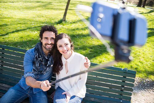 casal-fazendo-uma-selfie