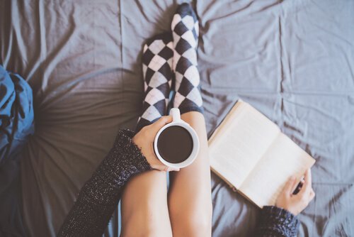 mulher-tomando-cafe-com-um-livro