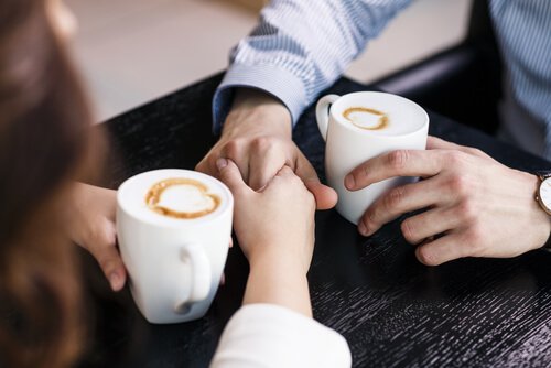 casal-tomando-cafe