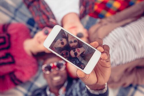 amigos-tirando-uma-selfie