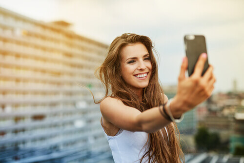 garota-tirando-uma-selfie