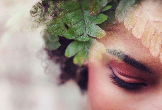 mulher-com-folhas-na-cabeca