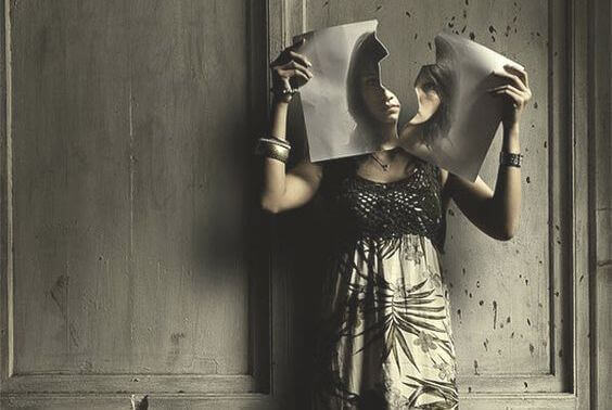 mulher-rasgando-papel