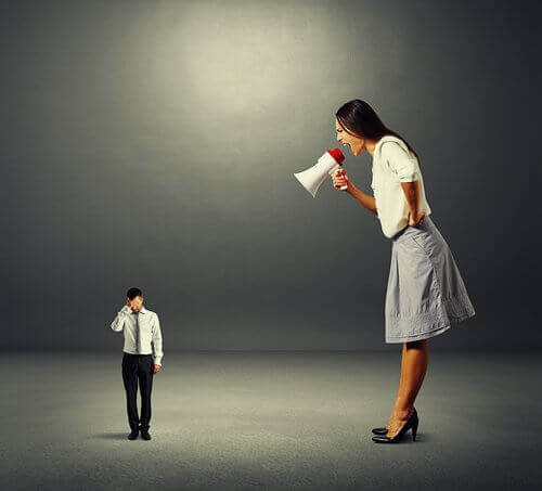 mulher-brigando-marido