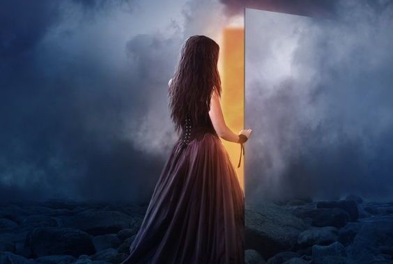 mulher-abrindo-porta