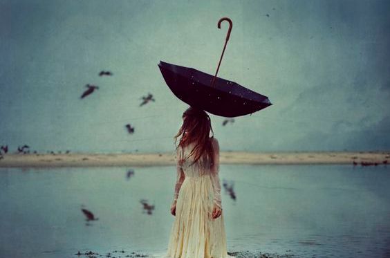 mulher-com-guarda-chuva