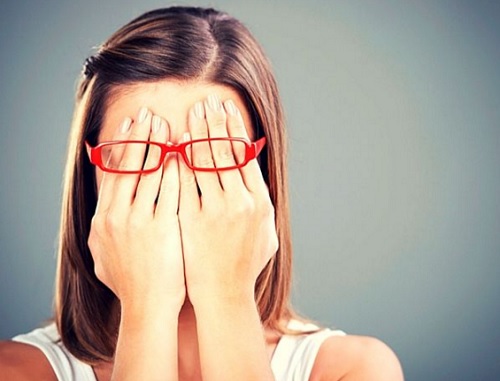 mulher-tampando-olhos