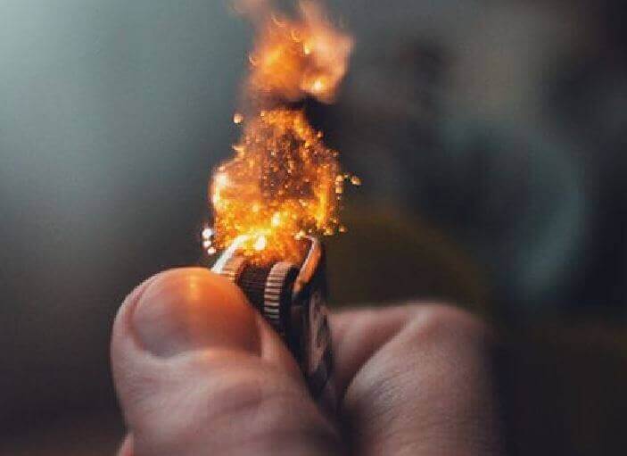 mao-acendendo-um-isqueiro