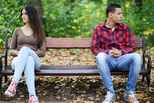 casal-sentado-em-um-banco-enfadado Os principais obstáculos no início de um relacionamento